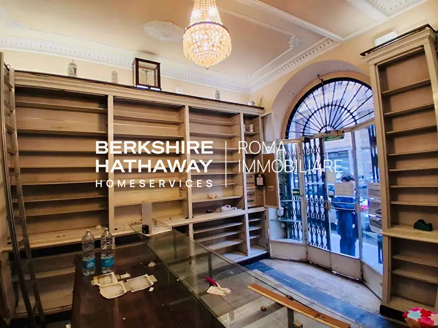 Immagine 11 di Locale commerciale in affitto  in Via Capo le Case 47 a Roma