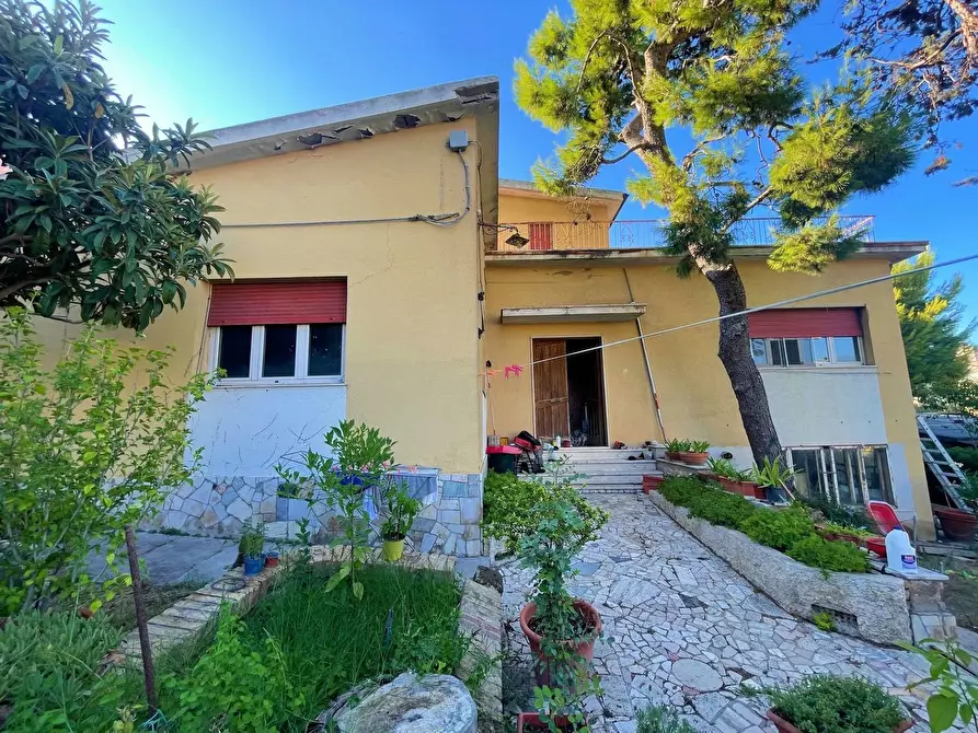 Immagine 1 di Villa in vendita  a Civitanova Marche