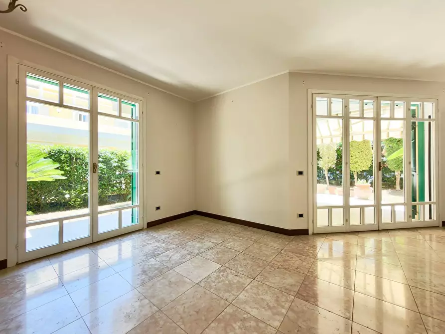 Immagine 9 di Villa in vendita  in via trento 91 a San Benedetto Del Tronto