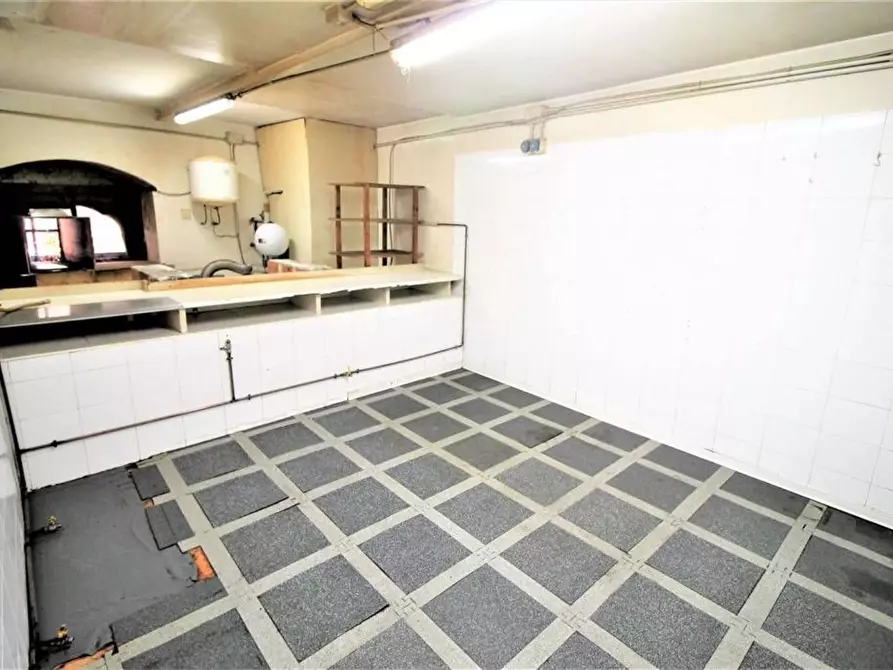 Immagine 14 di Locale commerciale in vendita  in Via Macello a Buccheri