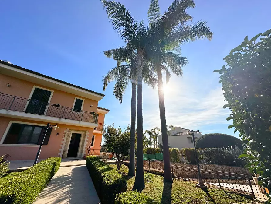 Immagine 1 di Villa in vendita  in Via Pietro Fillioley a Siracusa