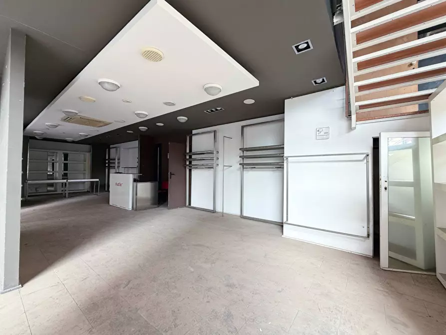 Immagine 15 di Locale commerciale in affitto  in Via Mosco 70 a Siracusa