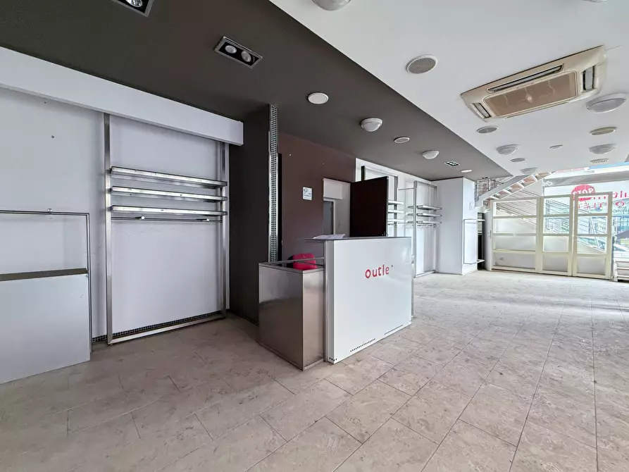 Immagine 18 di Locale commerciale in affitto  in Via Mosco 70 a Siracusa