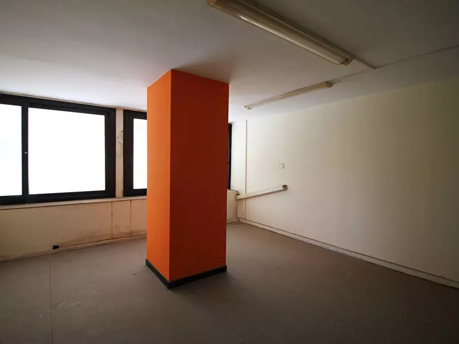 Immagine 5 di Negozio in vendita  in Viale Montedoro a Siracusa