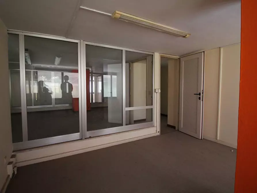 Immagine 3 di Negozio in vendita  in Viale Montedoro a Siracusa