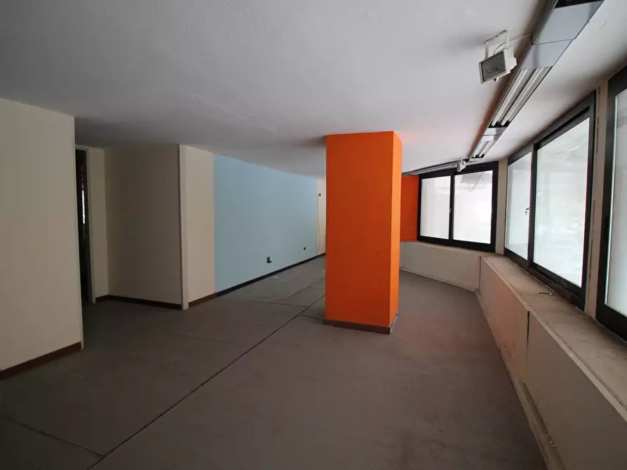 Immagine 9 di Negozio in vendita  in Viale Montedoro a Siracusa