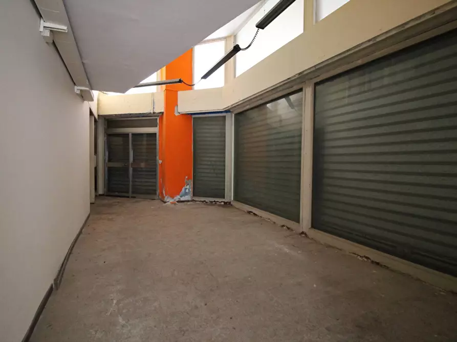 Immagine 11 di Negozio in vendita  in Viale Montedoro a Siracusa