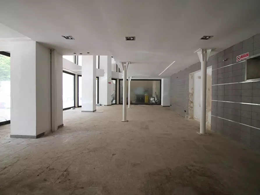 Immagine 2 di Negozio in vendita  in Viale Montedoro a Siracusa