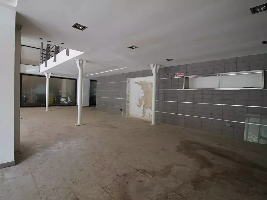 Immagine 15 di Negozio in vendita  in Viale Montedoro a Siracusa