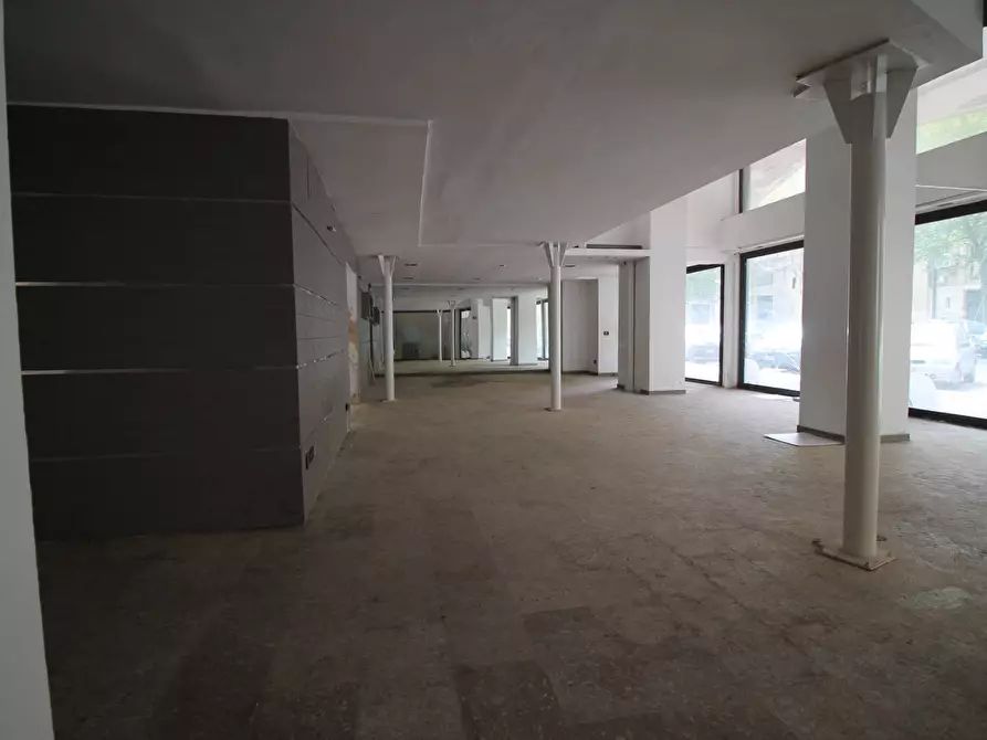 Immagine 17 di Negozio in vendita  in Viale Montedoro a Siracusa