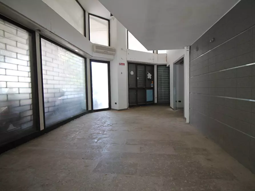 Immagine 18 di Negozio in vendita  in Viale Montedoro a Siracusa
