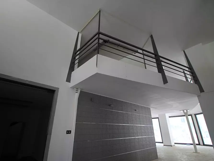 Immagine 19 di Negozio in vendita  in Viale Montedoro a Siracusa