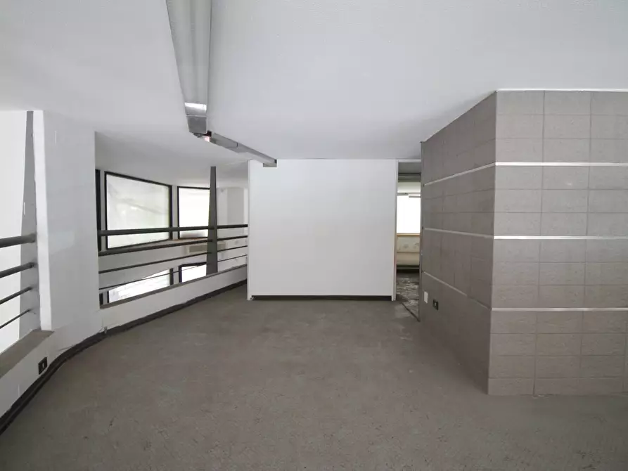 Immagine 21 di Negozio in vendita  in Viale Montedoro a Siracusa