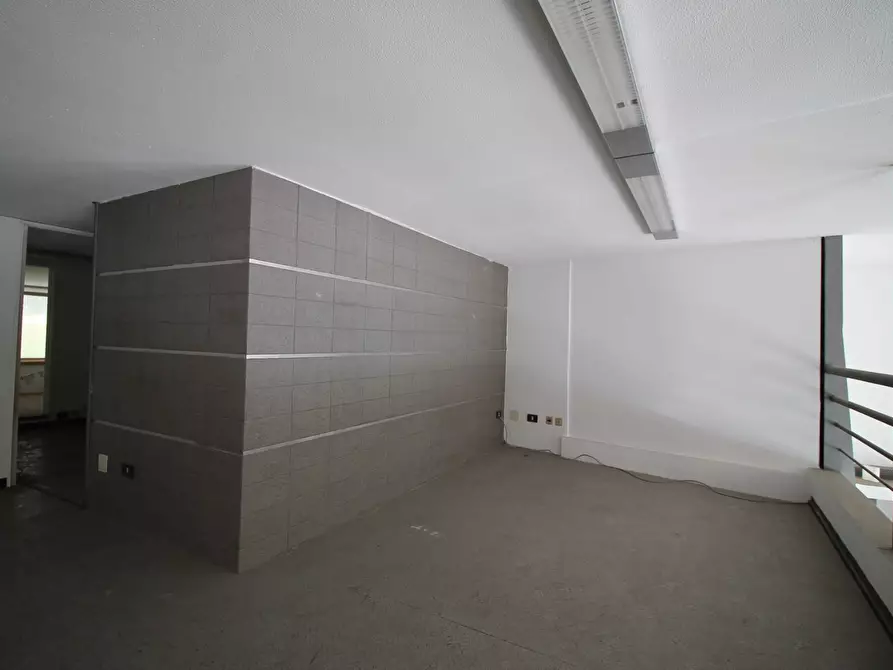 Immagine 22 di Negozio in vendita  in Viale Montedoro a Siracusa