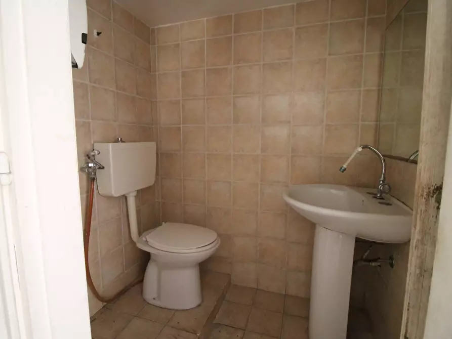 Immagine 23 di Negozio in vendita  in Viale Montedoro a Siracusa