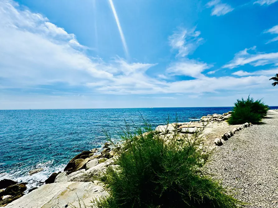 Immagine 1 di Appartamento in vendita  in via portico della punta 26 a Bordighera