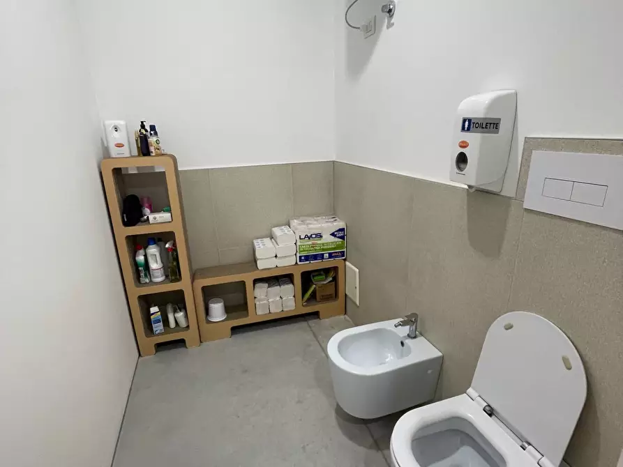 Immagine 3 di Locale commerciale in affitto  in via ungaretti a Jesolo