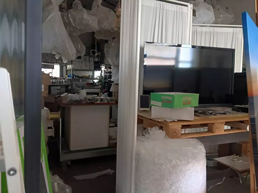 Immagine 21 di Locale commerciale in affitto  in via ungaretti a Jesolo