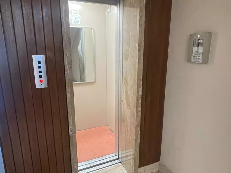 Immagine 3 di Appartamento in vendita  in VIA SAN DONA' a Venezia