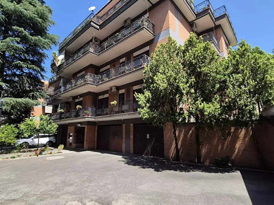 Immagine 1 di Appartamento in vendita  in Via del Casale Giuliani 46 a Roma