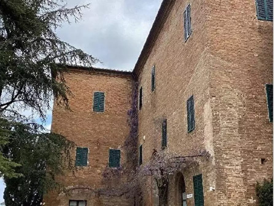 Immagine 2 di Locale commerciale in vendita  in Strada del Monastero a Siena