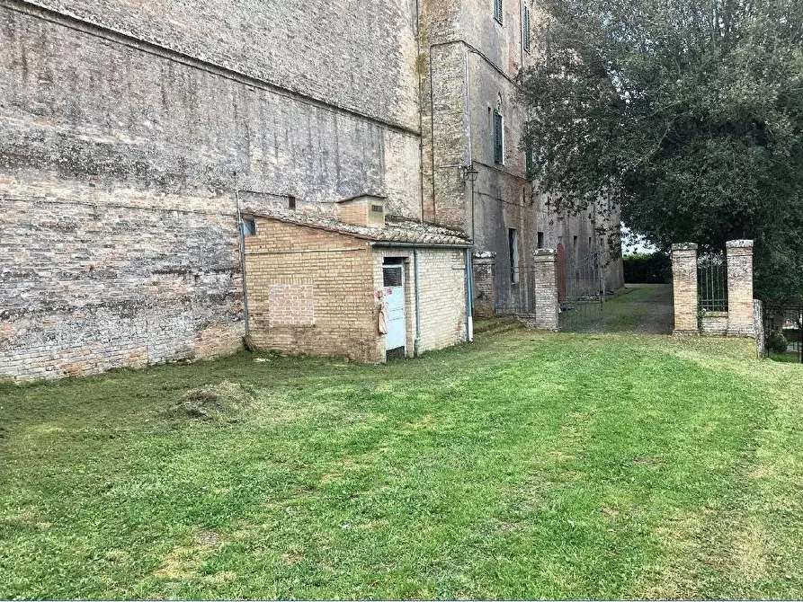 Immagine 9 di Locale commerciale in vendita  in Strada del Monastero a Siena