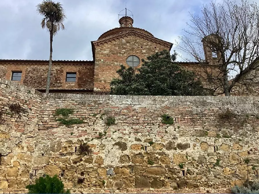 Immagine 10 di Locale commerciale in vendita  in Strada del Monastero a Siena