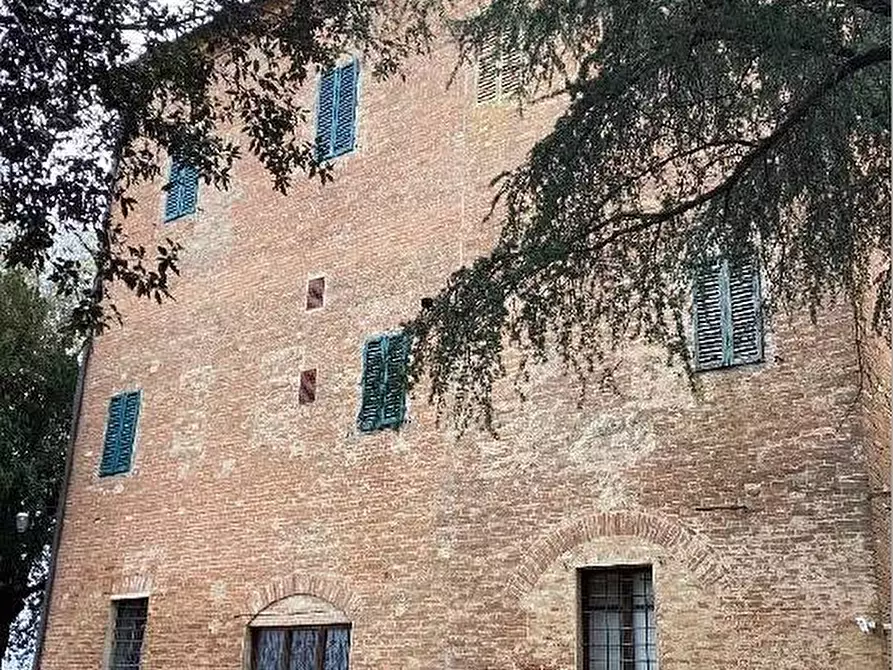 Immagine 15 di Locale commerciale in vendita  in Strada del Monastero a Siena