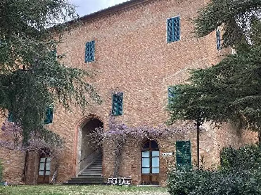 Immagine 16 di Locale commerciale in vendita  in Strada del Monastero a Siena