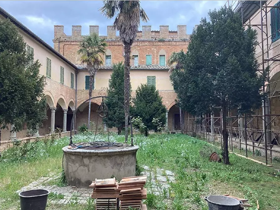 Immagine 17 di Locale commerciale in vendita  in Strada del Monastero a Siena