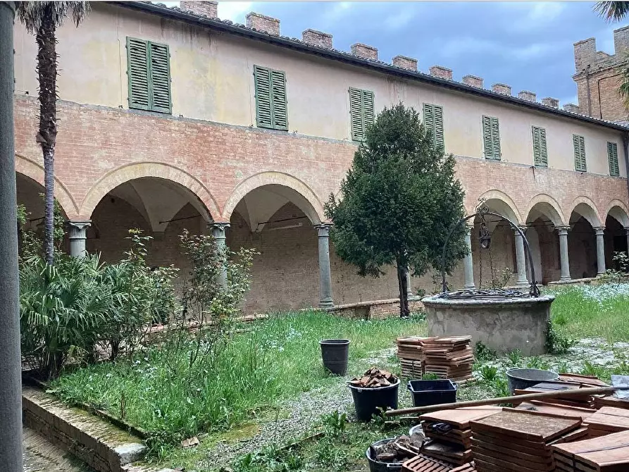 Immagine 18 di Locale commerciale in vendita  in Strada del Monastero a Siena