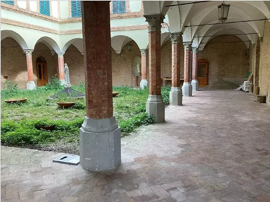 Immagine 19 di Locale commerciale in vendita  in Strada del Monastero a Siena