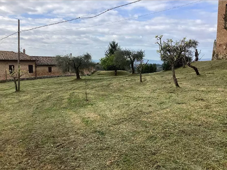 Immagine 22 di Locale commerciale in vendita  in Strada del Monastero a Siena