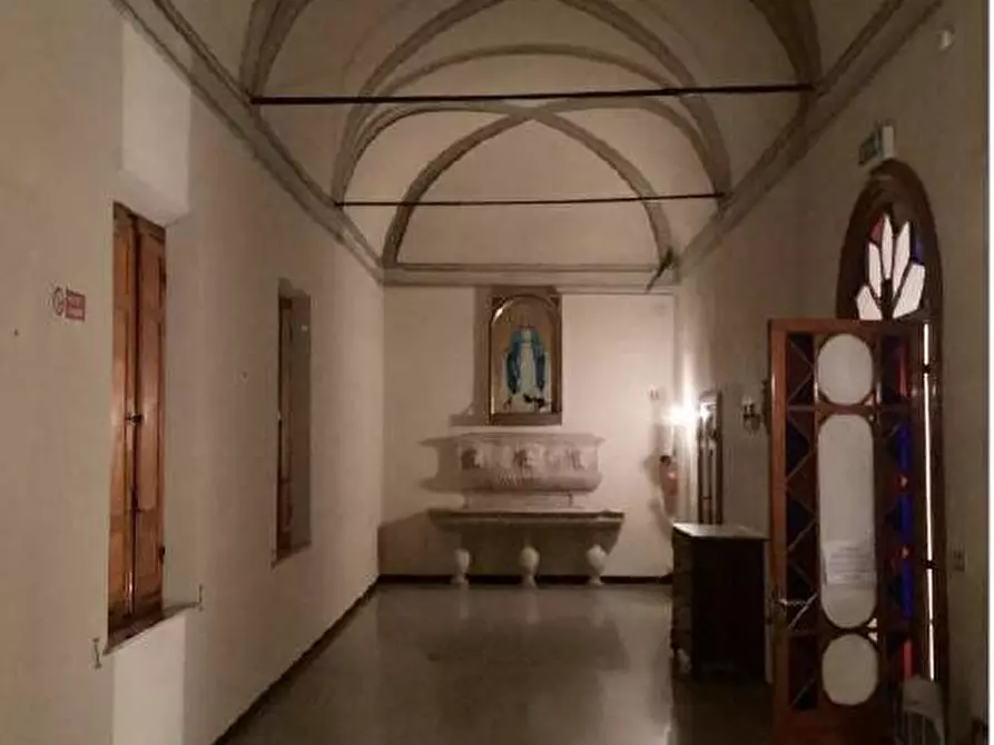 Immagine 27 di Locale commerciale in vendita  in Strada del Monastero a Siena