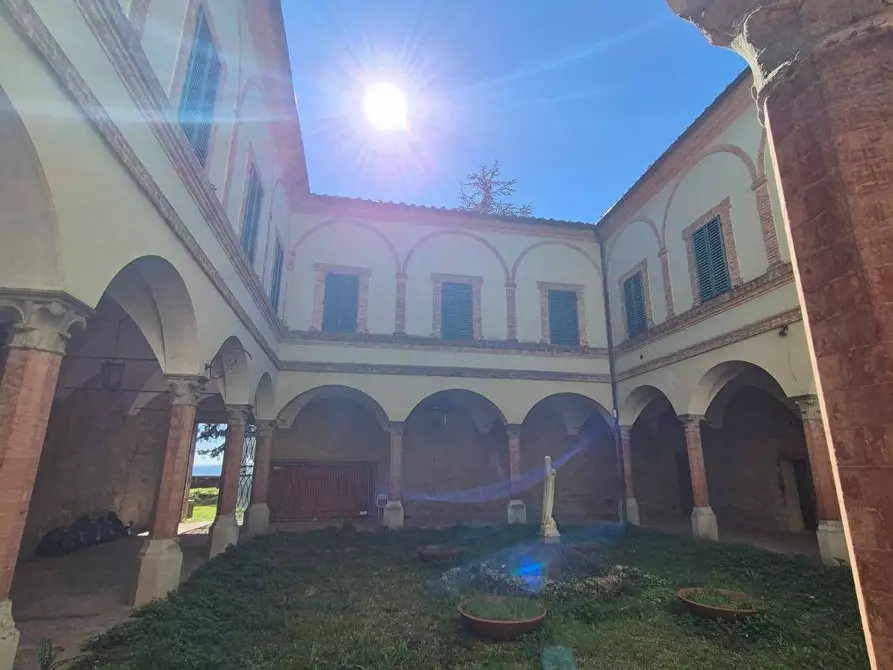 Immagine 31 di Locale commerciale in vendita  in Strada del Monastero a Siena
