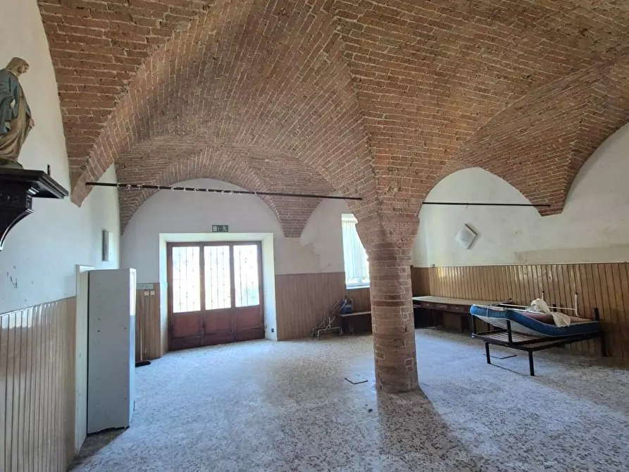 Immagine 36 di Locale commerciale in vendita  in Strada del Monastero a Siena