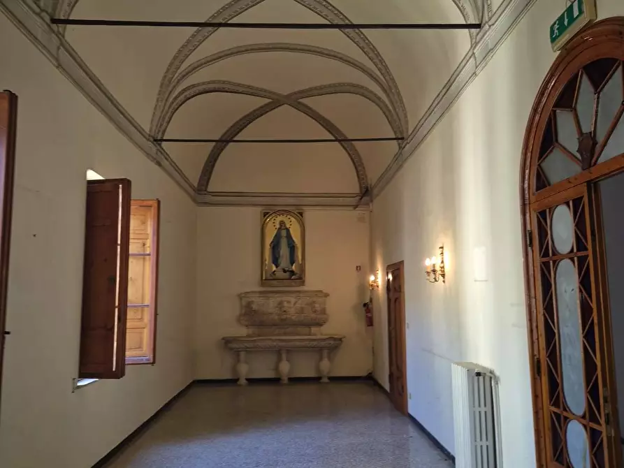 Immagine 38 di Locale commerciale in vendita  in Strada del Monastero a Siena