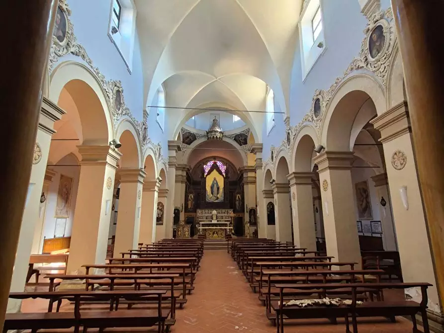 Immagine 39 di Locale commerciale in vendita  in Strada del Monastero a Siena