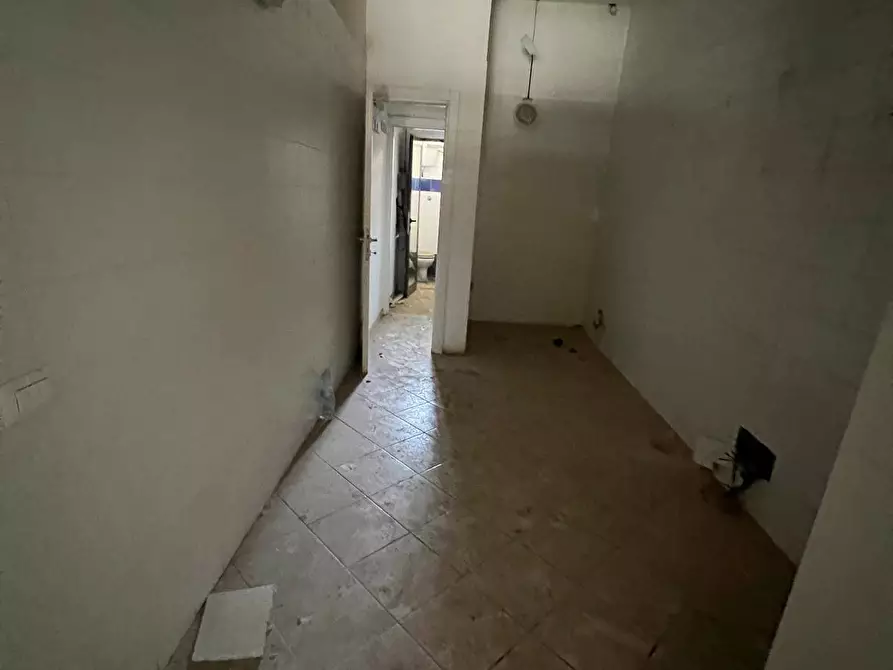 Immagine 2 di Attività commerciale in affitto  in Via Carlo Lorenzini a Roma