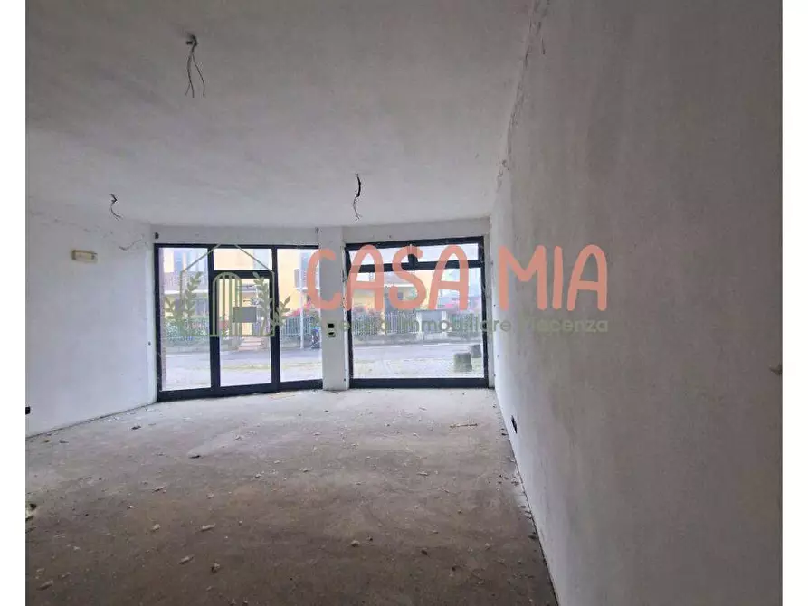 Immagine 5 di Negozio in vendita  in VIA PASCOLI a Agazzano