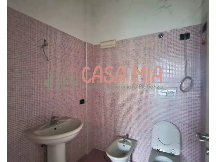 Immagine 17 di Negozio in vendita  in VIA PASCOLI a Agazzano