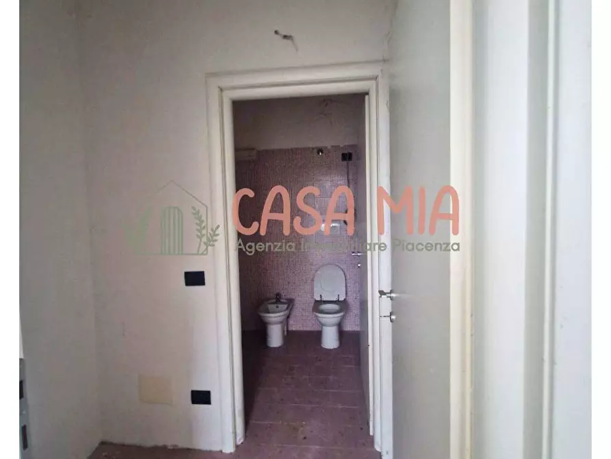 Immagine 19 di Negozio in vendita  in VIA PASCOLI a Agazzano