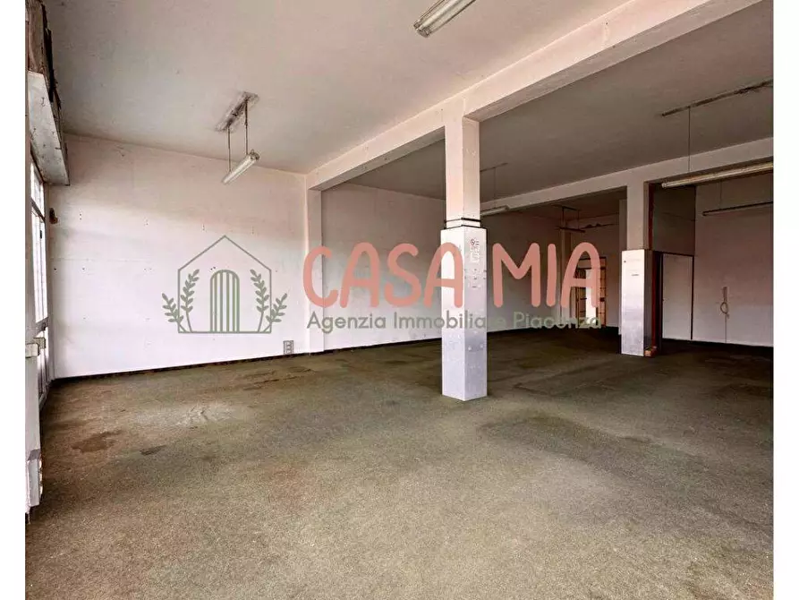 Immagine 11 di Negozio in vendita  in Via emilia est 78 a Agazzano