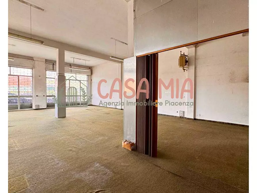 Immagine 13 di Negozio in vendita  in Via emilia est 78 a Agazzano