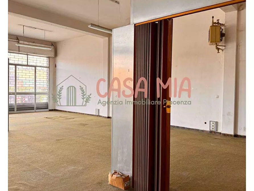 Immagine 14 di Negozio in vendita  in Via emilia est 78 a Agazzano