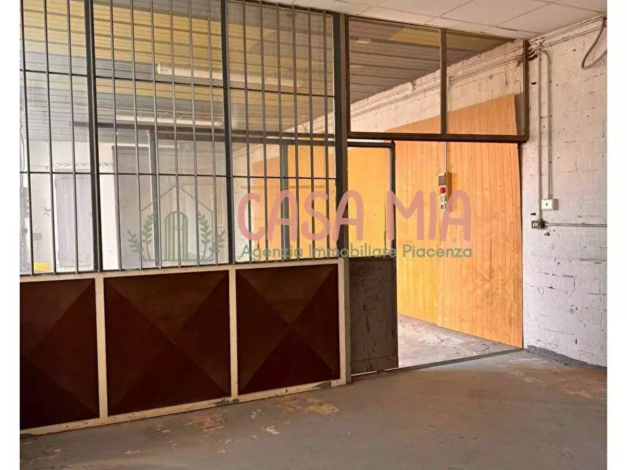 Immagine 21 di Negozio in vendita  in Via emilia est 78 a Agazzano