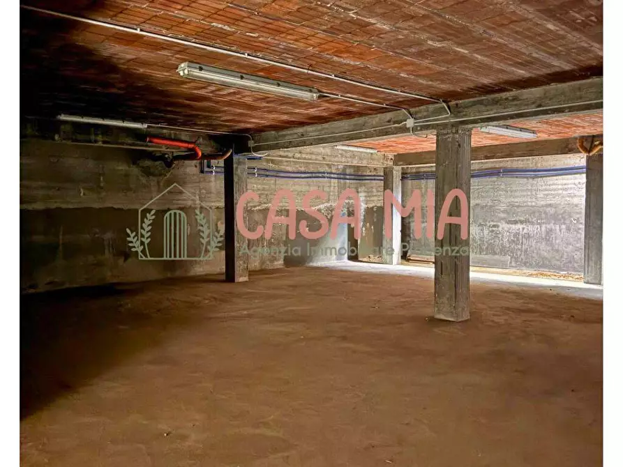 Immagine 27 di Negozio in vendita  in Via emilia est 78 a Agazzano