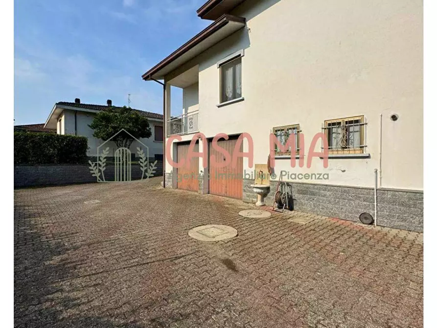 Immagine 10 di Villa in vendita  in Via De amicis a Agazzano