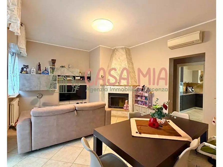 Immagine 1 di Appartamento in vendita  in via IV novembre a Agazzano