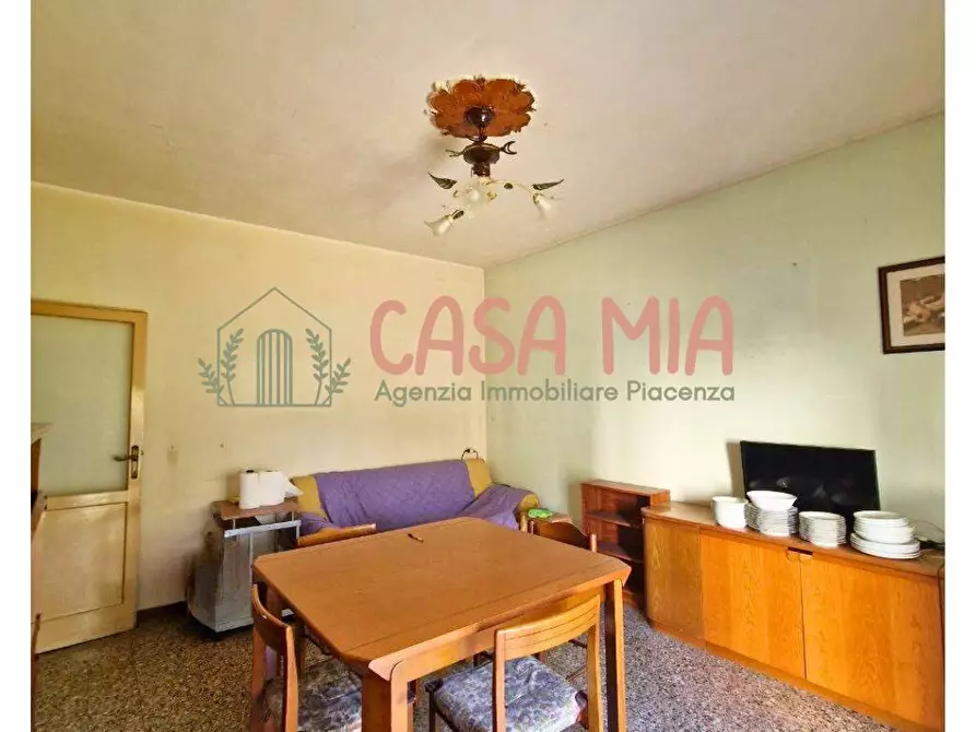 Immagine 1 di Appartamento in vendita  in via roma a Agazzano